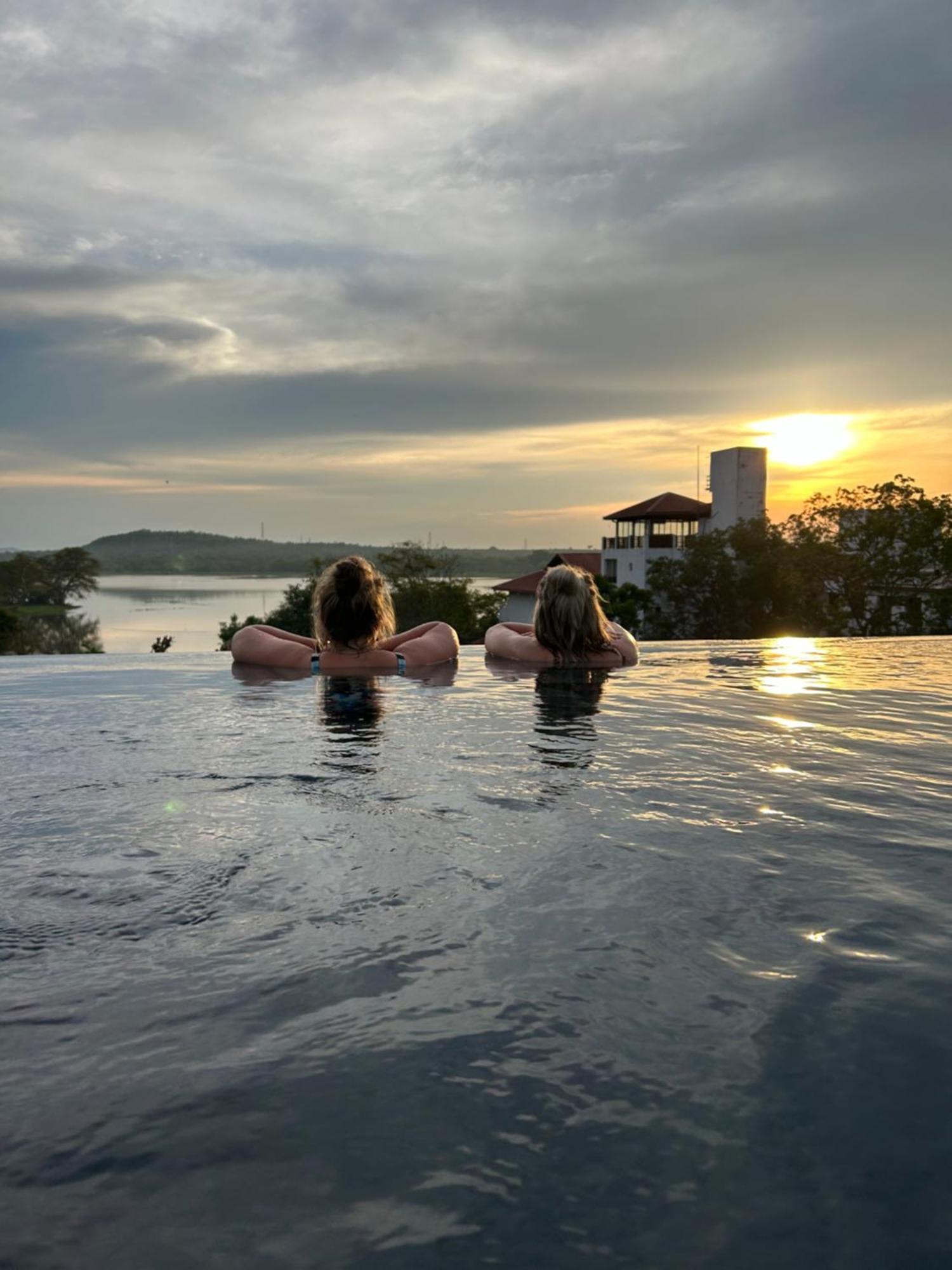 Sundown Lake Hotel & Spa Habarana Exterior foto