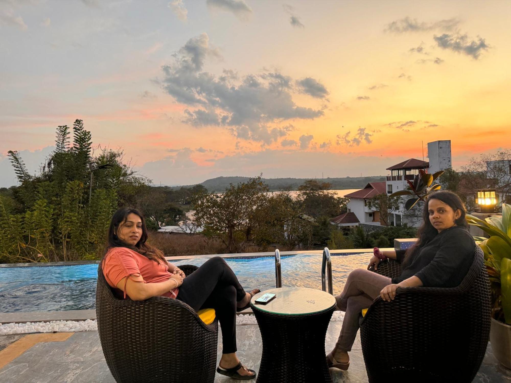 Sundown Lake Hotel & Spa Habarana Exterior foto